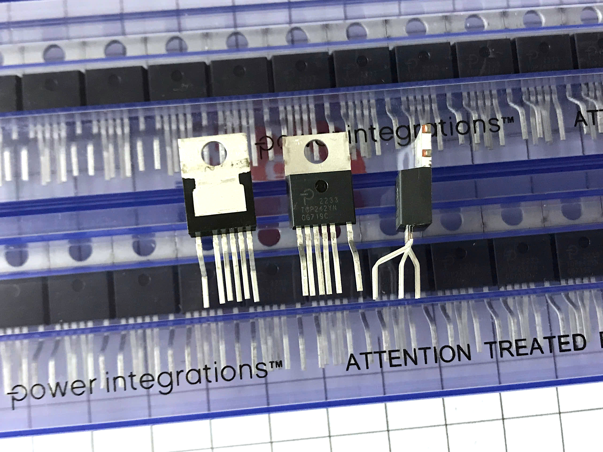 TOP242YN IC nguồn 10W TO-220 ( Nhập khẩu )