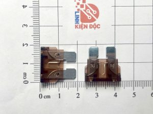 Cầu chì dẹp 7.5A 32V chân to cho ô tô, xe máy