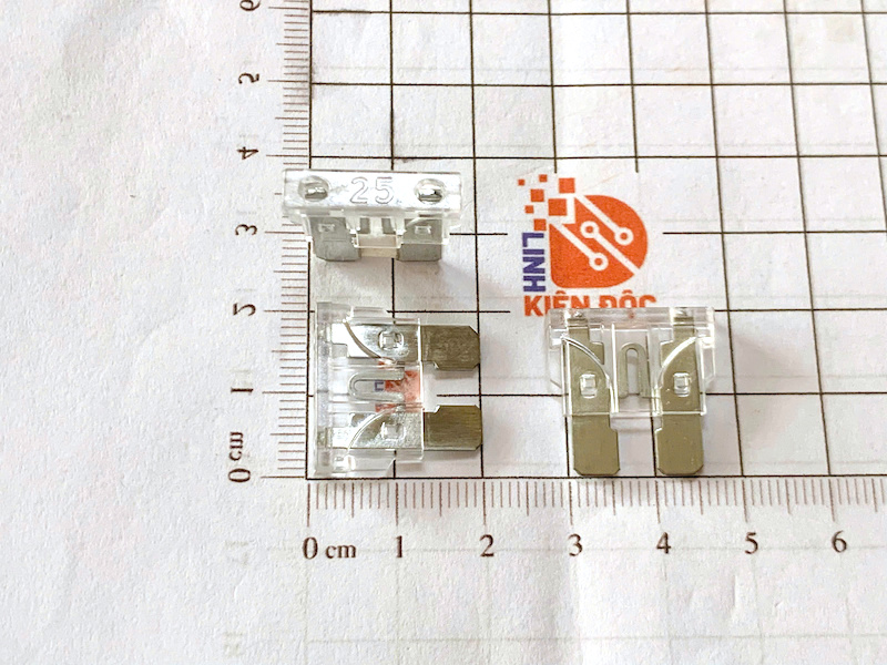 Cầu chì dẹt mini 25A 32V chân to cho ô tô, xe máy