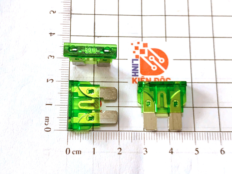 Cầu chì dẹt mini 30A 32V chân to cho ô tô, xe máy