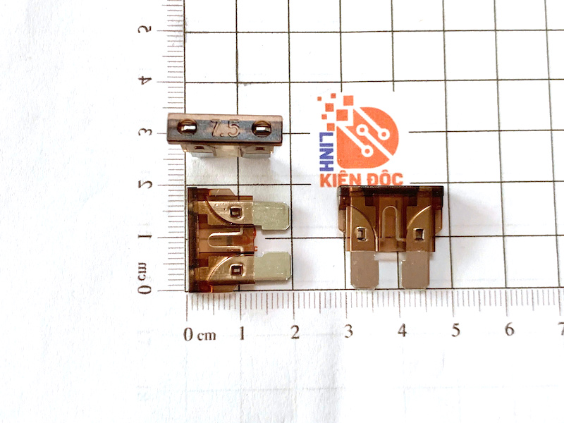 Cầu chì dẹt mini 7.5A 32V chân to cho ô tô, xe máy