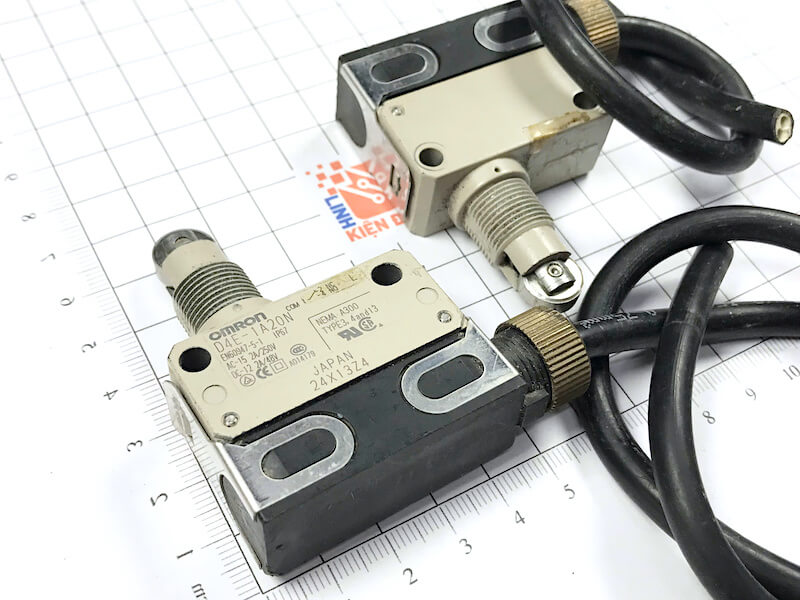 D4E-1A20N Công tắc hành trình Omron 5A/125VAC dạng con lăn nhấn tháo máy