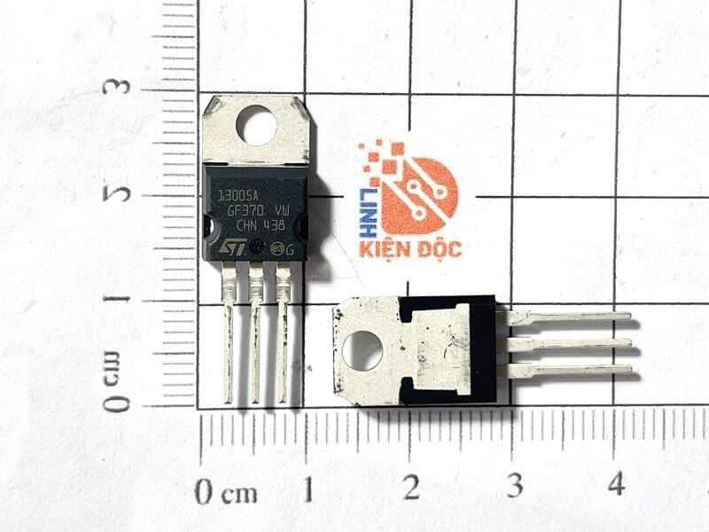 13005A Transistor NPN 4A 700V hãng ST TO-220 mới