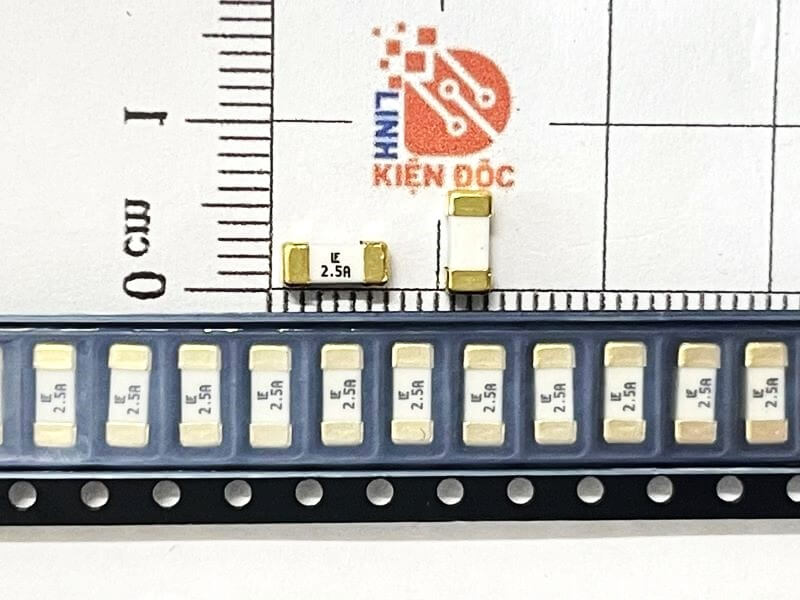 Cầu chì sứ dán 2.5A 125V LF2.5A 6.1×2.69mm 1808